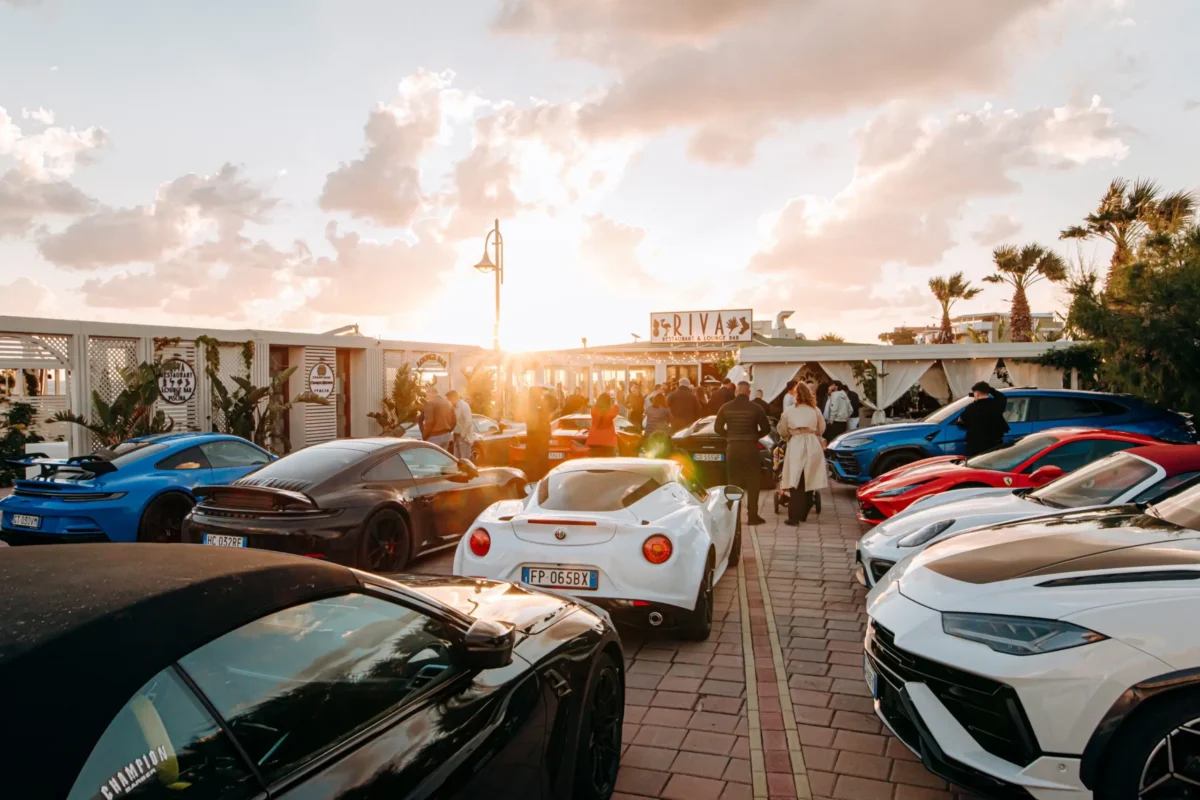 super car e tramonto
